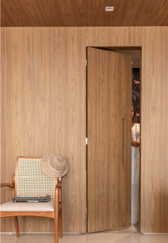 Mono-color wood details